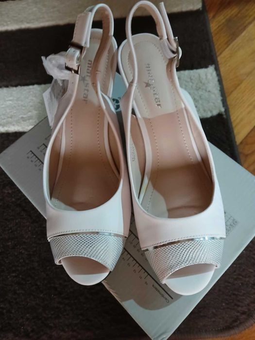 Vând sandale albe cu auriu mărimea 37