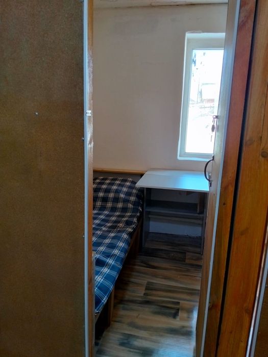 Сдам кровать в комнате