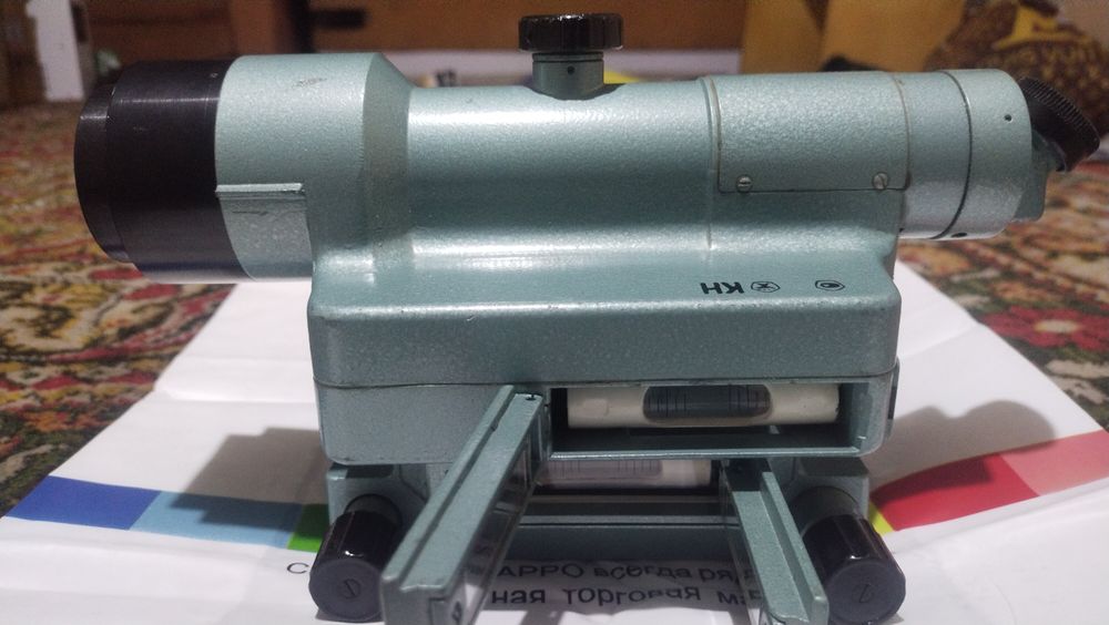 Нивелир сотилади