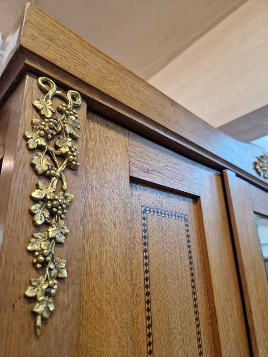 Дъбов френски гардероб с огледало и месингови орнаменти, два броя