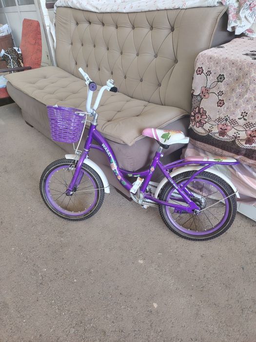 Велосипед детский, диван, трюмо