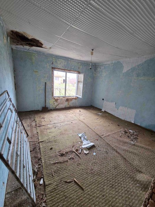 Къща с голям двор в Карапелит