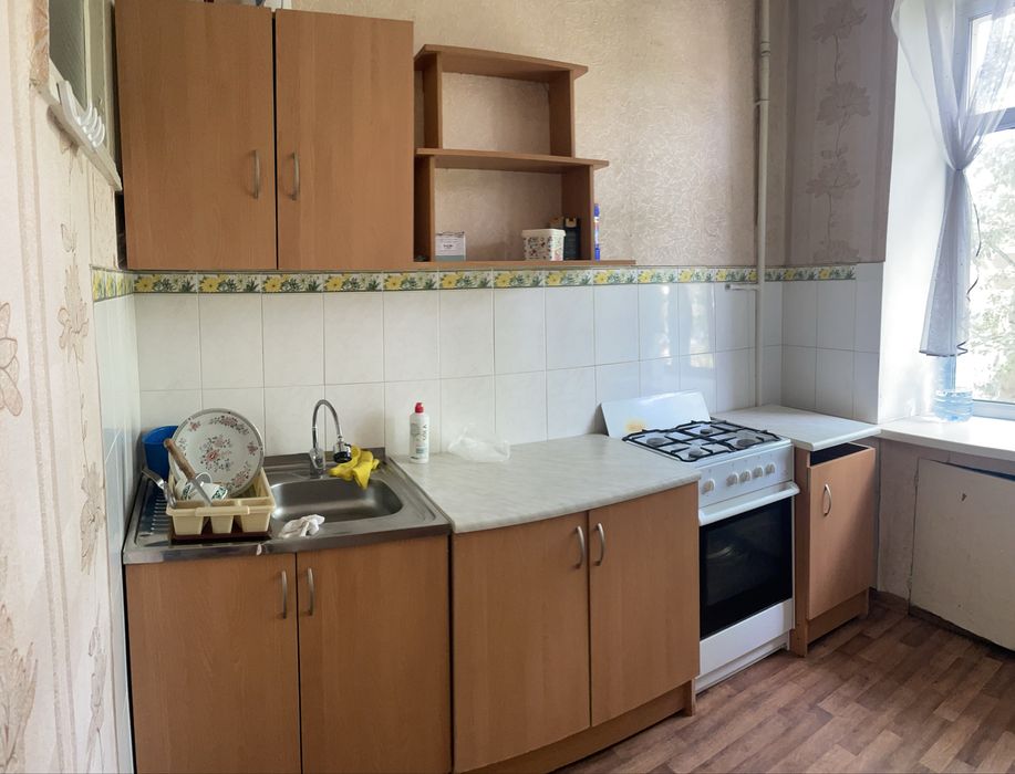 Продам кухонный гарнитур б/у , стол раздвижной деревянный советский