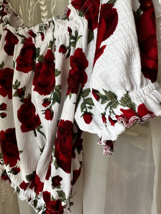 H&M кроп топ с паднали рамене с мотив рози