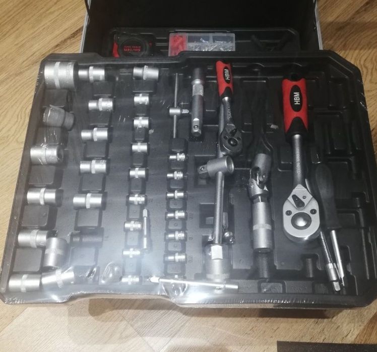 Продавам куфар със инструменти