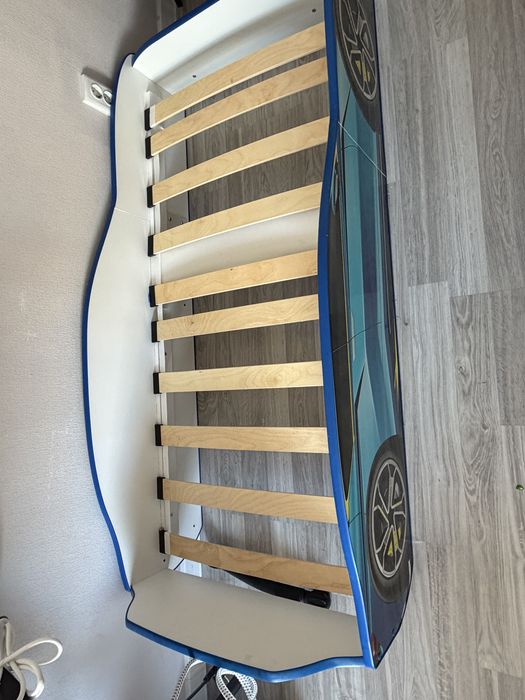 Детская кровать машина