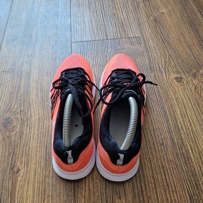 Страхотни дамски маратонки NIКЕ номер
40ти,без забележки, като нови ,