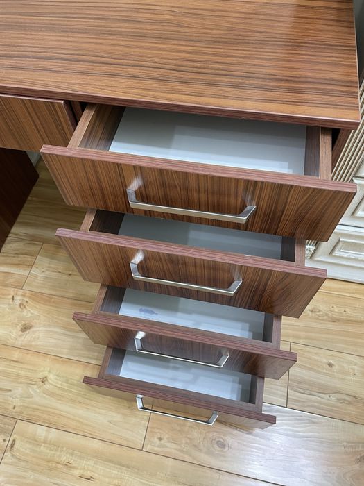 Туалетный гримерный столик с подсветкой и ящиками