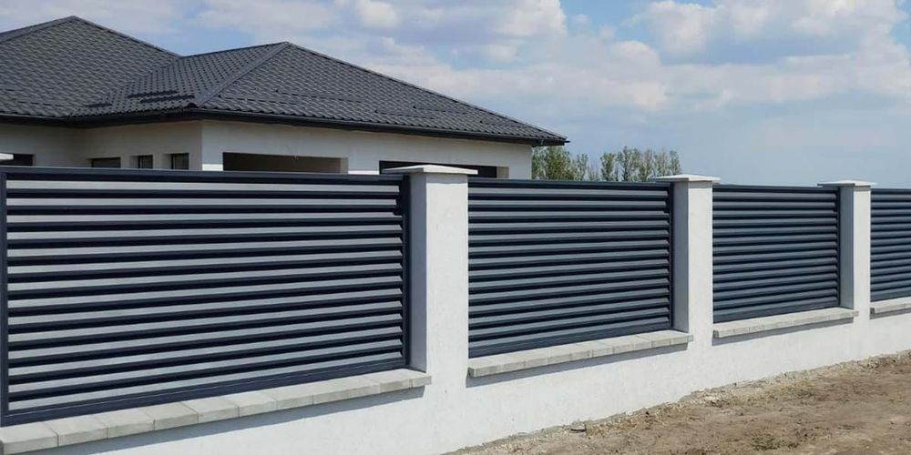 Construim la comanda dvs. garduri si porti din:
- panouri stil jaluzea