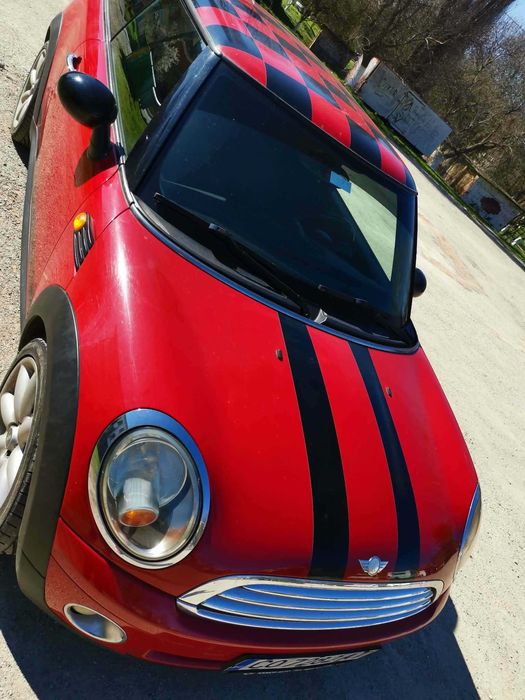 MINI One 1.4i, 95 к.с. — червен с черни ленти, 132 000 км