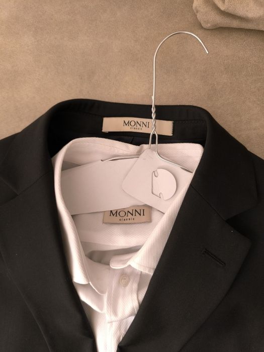 Продавам черен  костюм MONNI