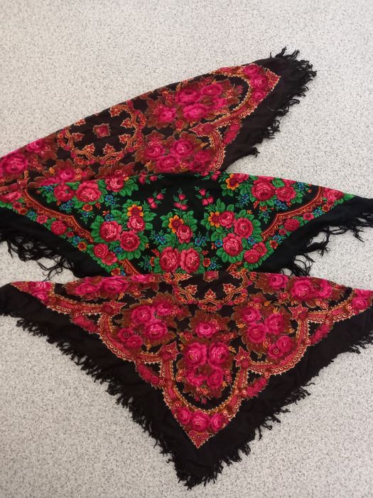 Платок цветной с кистями.