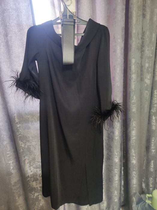 Платье с перьями на рукавах