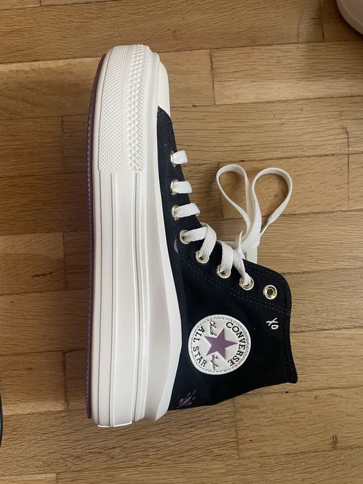 Чисто нови кецове Converse на платформа