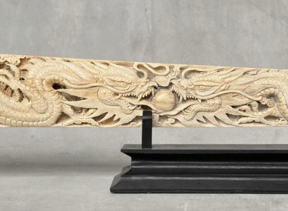 Colt de peste spada sculptat manual