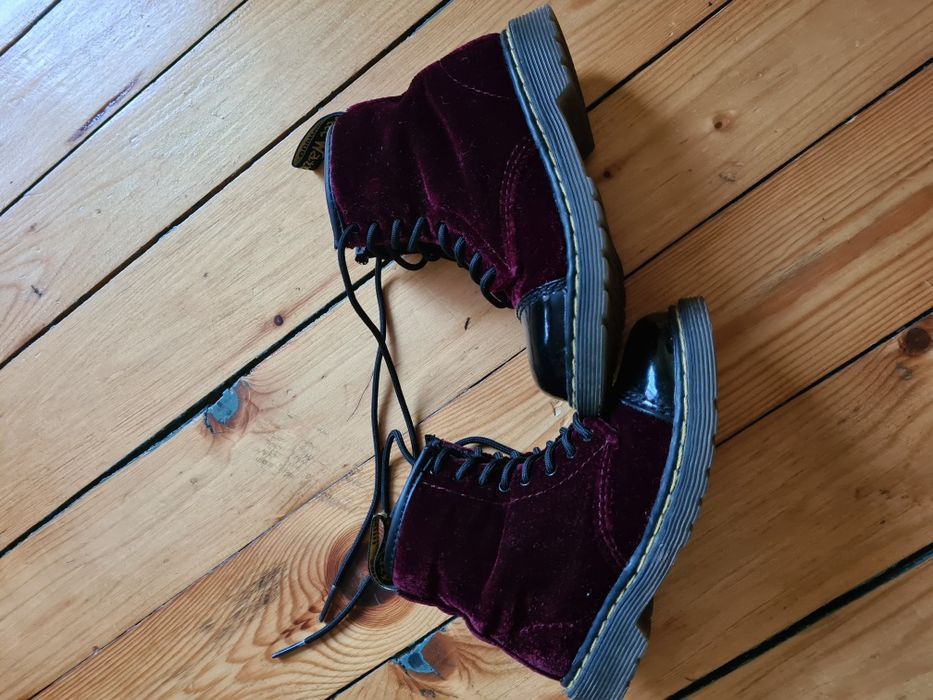 Dr. Martens

Док Мартенс кубинки Велур и лок