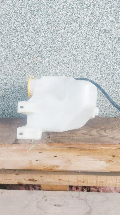 Бочёк омывателя    на    Subaru Outback  2000 год .