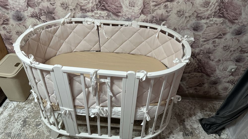 Продам кроватку , с маятником