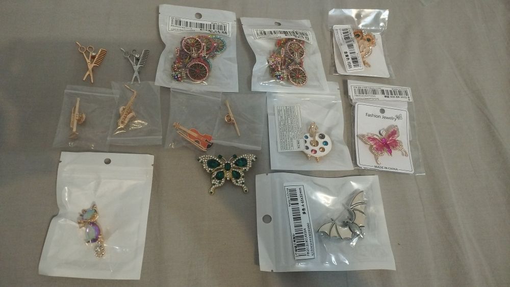 Broșe noi diverse modele.