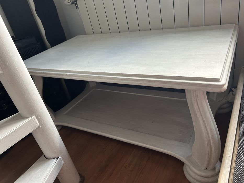 Бяла дървена маса