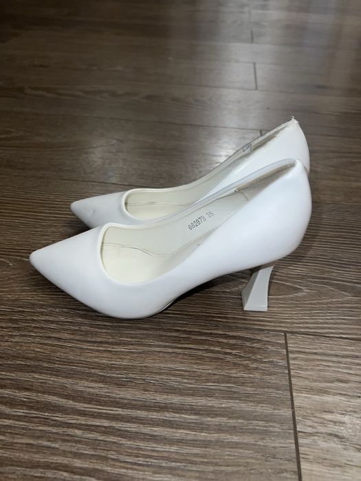 Женские белые каблуки 35 размера