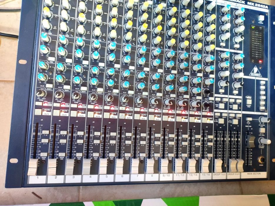 Mixer cu efecte nou . Si microfoane boxe . Statie putere