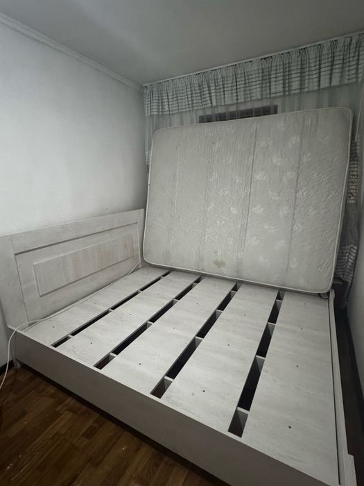 Двуспальная кровать с матрасом