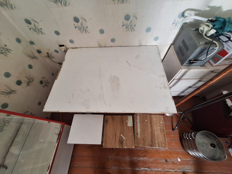 Деревянный стол и 4 табуретки