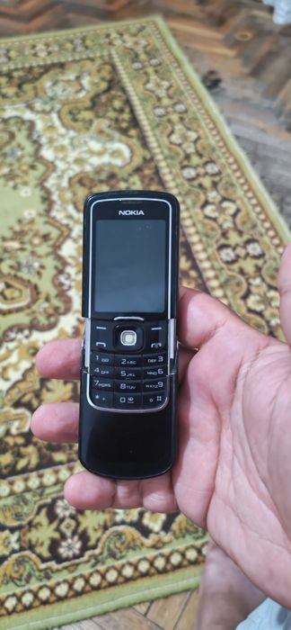 Telefoane Nokia 6230i și Nokia 8600 luna