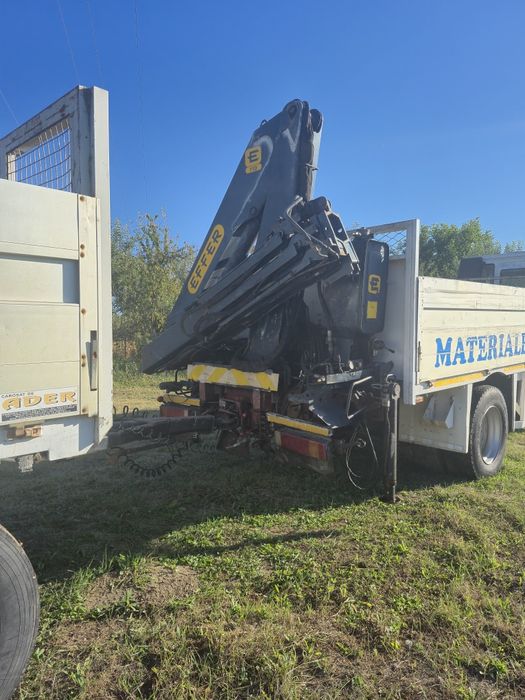 Vând camion cu macara și remorcă