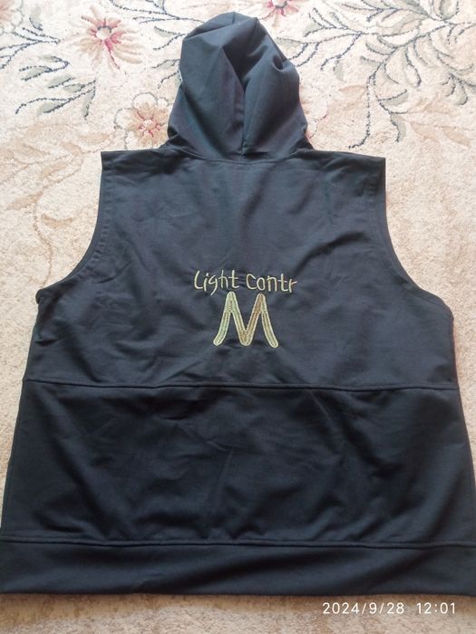 Безрукавка с капюшоном