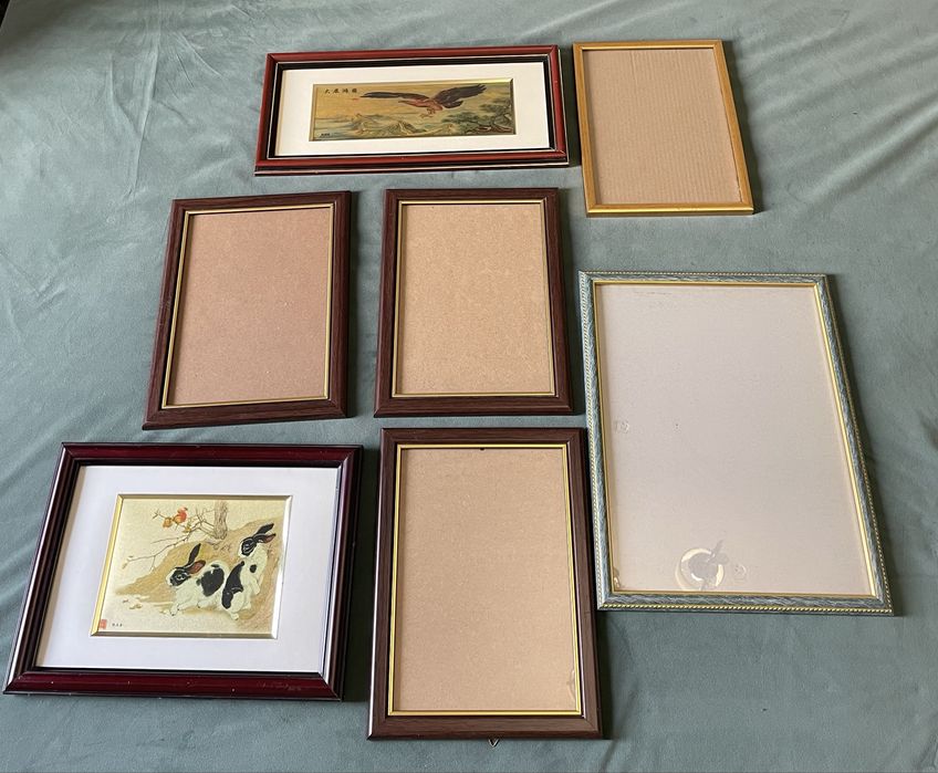 Набор из рамок и картин