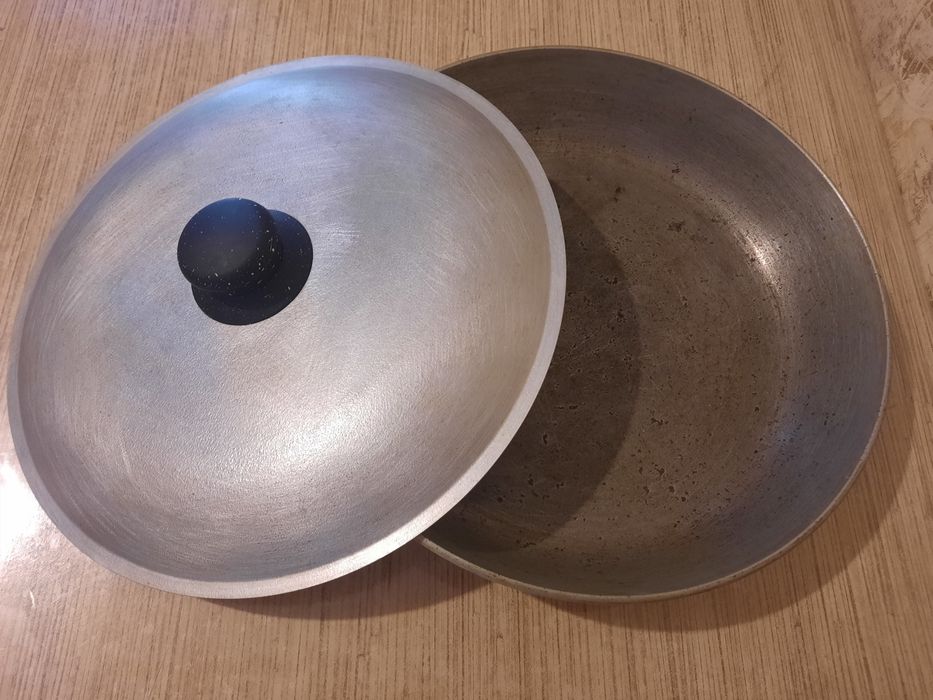 Казан 6 л и сковорода чугунные.