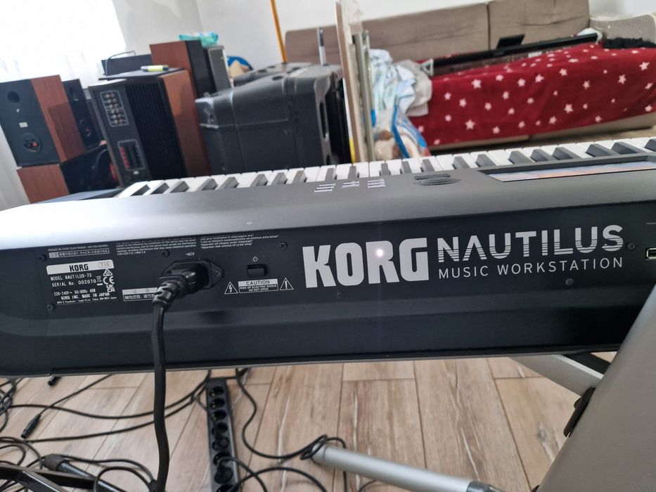 Vând orga Korg Nautilus 73 work station, cu stativ și husă