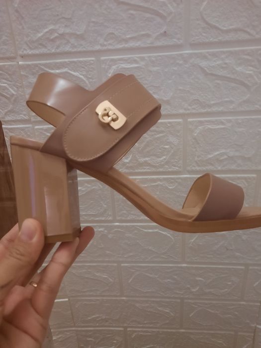 Кожаные босоножки 40 размер