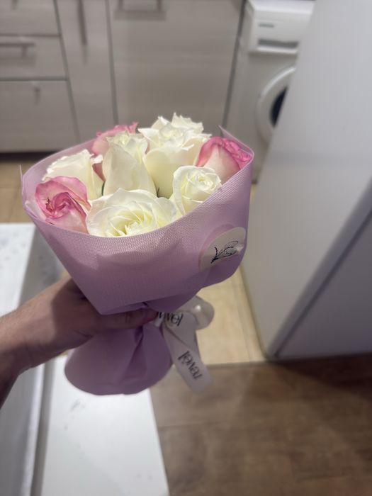 Мини букет. Белые и розовые розы
