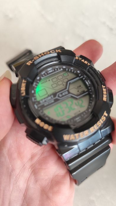 Електронен ръчен часовник R-Shock