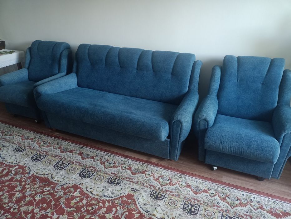 Продам диван и два кресла