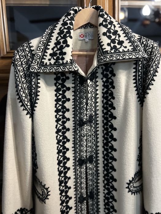 Vand suman Regina Maria autentic romanesc din stofa de lana si casmir