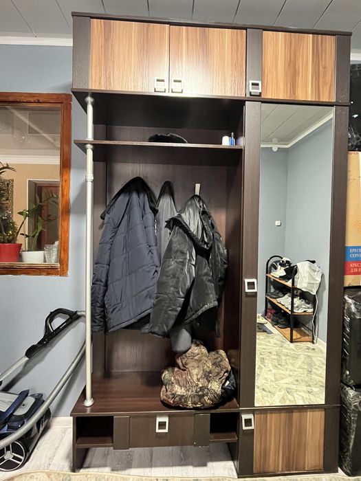 Шкаф с зеркалом для прихожей