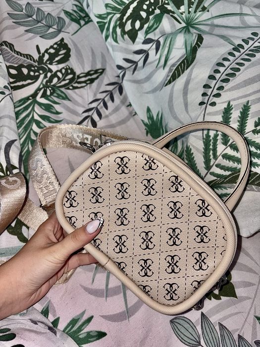 Маркова чанта Guess