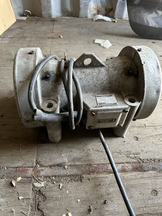 Двигатель для вибростола