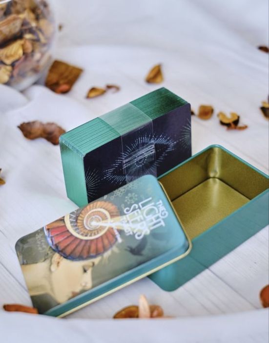 Новые таро, светлого провидца, в жестяной банке, прислали, подарочные