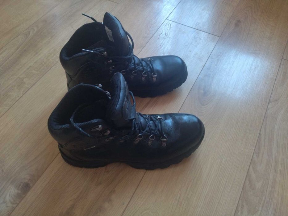 Продавам маркови зимни туристически обувки