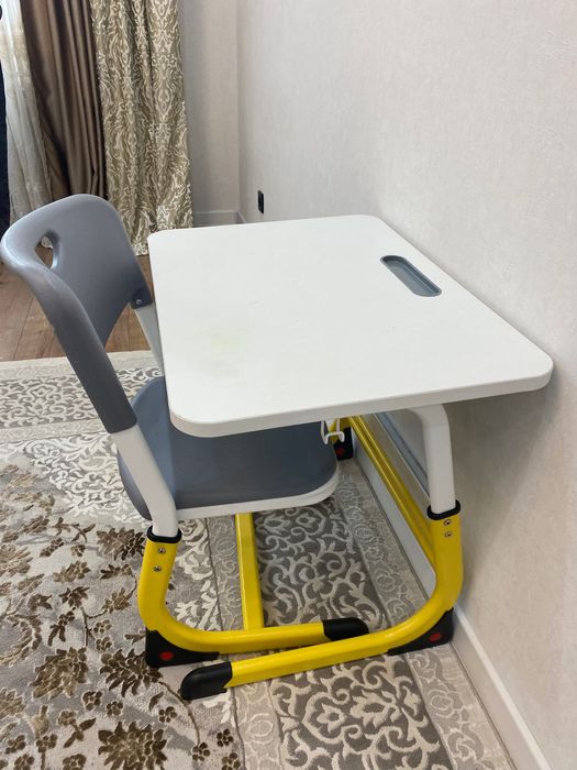 Парта со стулом продам