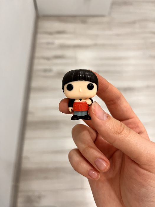 Продаю фигурку уилла киндер джой,из сериала очень странные дела.