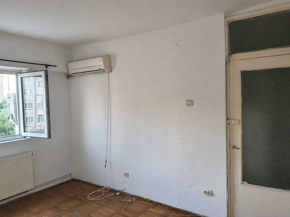 Garsonieră nemobilată de închiriat, zona Tribunal Dâmbovița