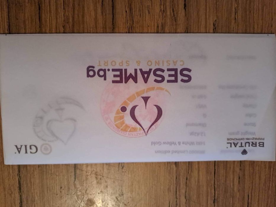 Бижу с инкрустиран диамант в него