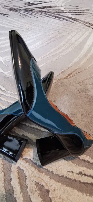 Дамски обувки, естествен лак в петрол и черно, 39 номер