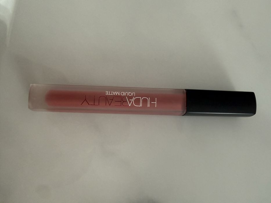 Huda Beauty liquid matte Bombshell